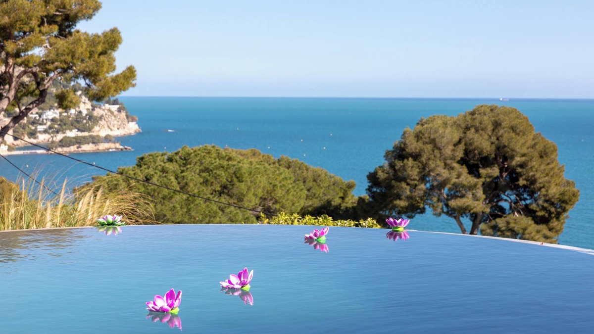 Eze Villa | Luxurious 5-BD Villa, 5 minutes walking to the beach