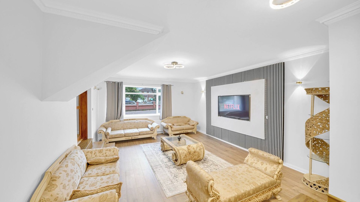Harrow House | Luxurious 5 BED | 10 mins from Wembley | 4 Bath | Gym | Jacuzzi
