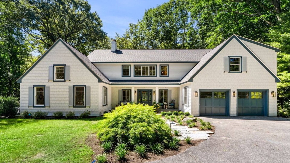North Hampton House | Luxurious 5-bedroom House Walking Distance to Historic Beach Walk and Beaches