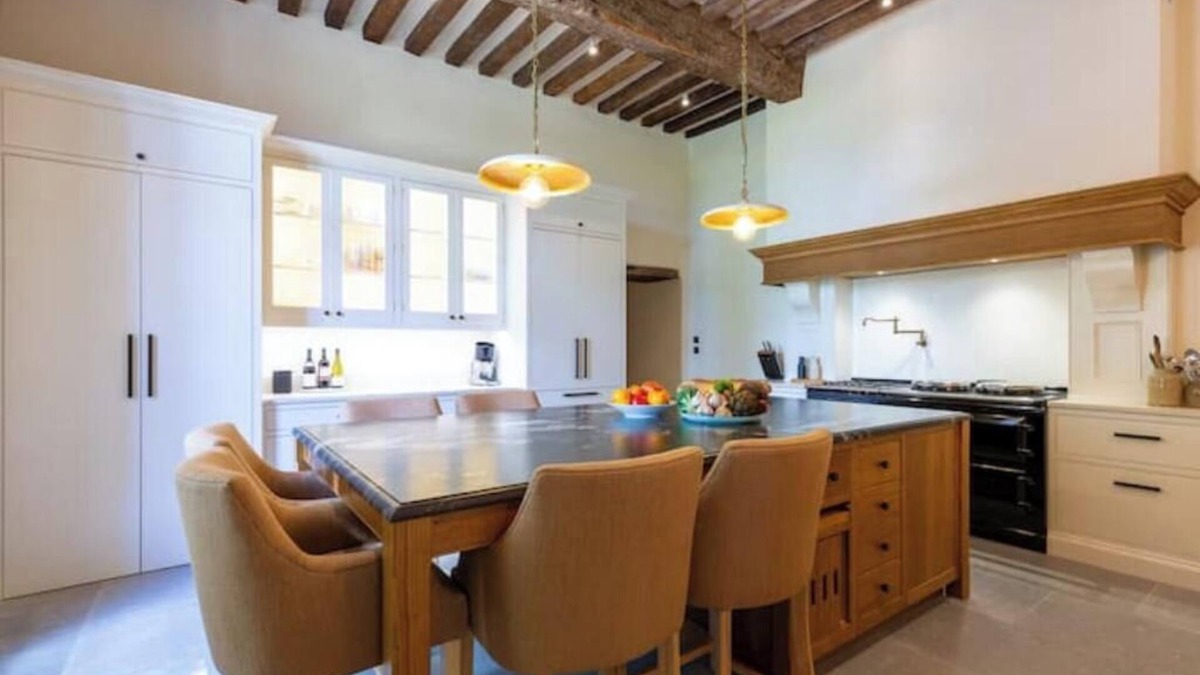 Rayet Other | Luxurious 5-bedroom castle in peaceful Rayet with AC