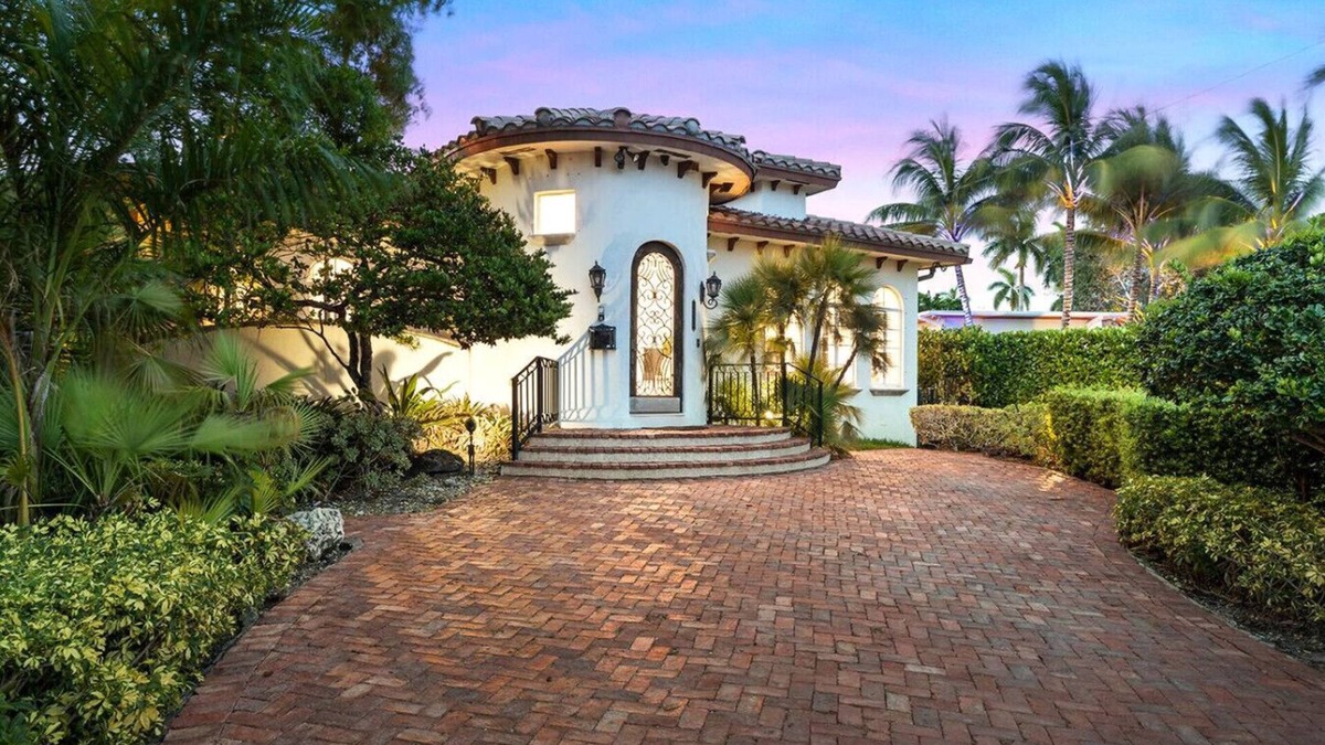 South Lake Villa | Luxurious 5BR/3BA Lakefront Villa near Beach
