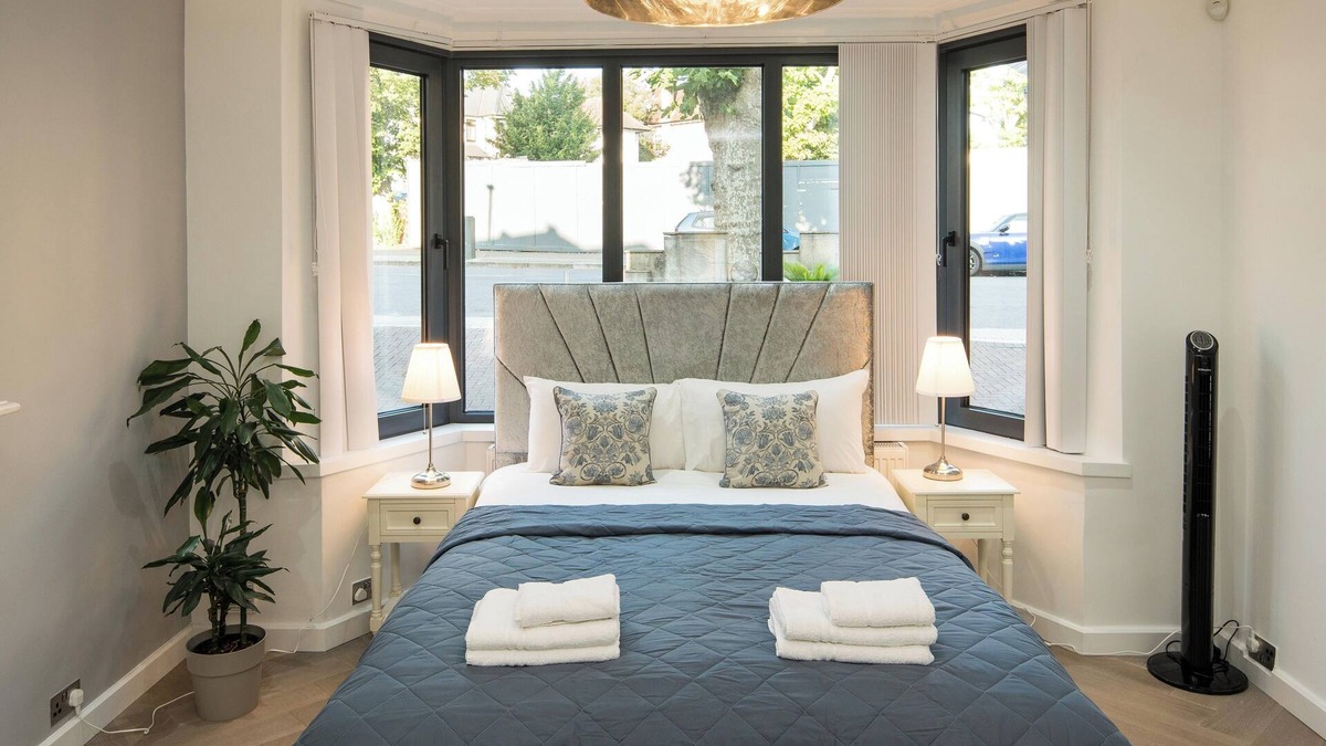 Golders Green House | Luxurious 6-Bed House with Pool and Free Parking