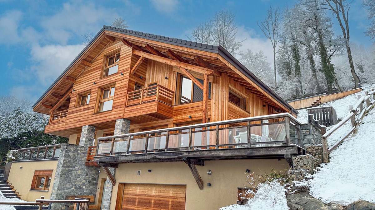 Samoens Ski Chalet | Luxurious 6-Bed Samoëns Chalet with Pool, Hot Tub & Stunning Mountain Views
