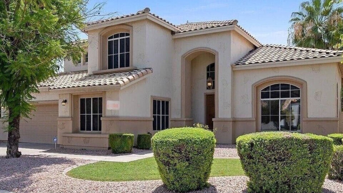 Chandler House | Luxurious 6-Bedroom, 3 bathroom with Heated Pool SLEEPS 18!