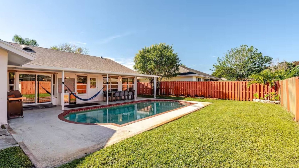 Wellington House | Luxurious 6-bedroom house with Heated Pool & Patio minutes from WEF.