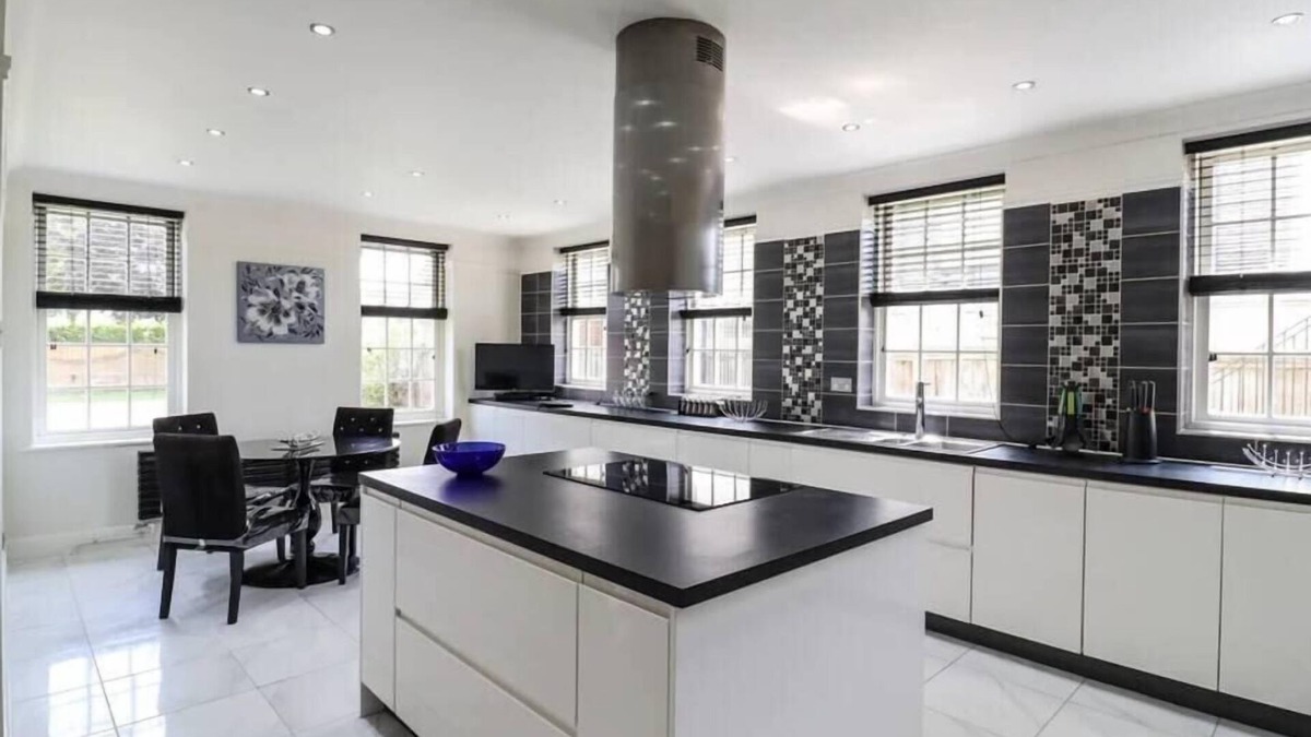 Canvey Island Villa | Luxurious 6 Bedroom Villa with Pool | Sleeps 20