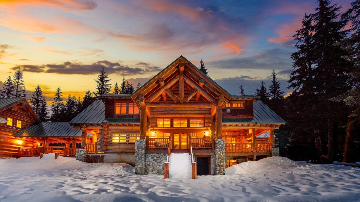 Snoqualmie Pass House | Luxurious 6000-square-foot mountain estate on 10 acres with hot tub & firepit
