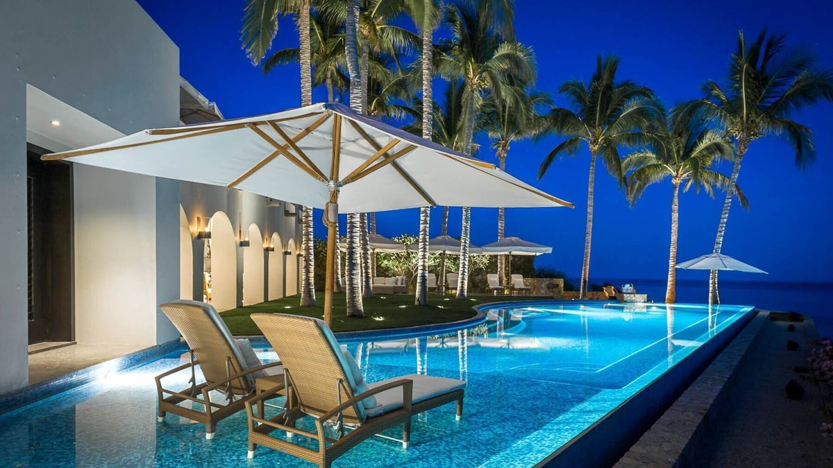 Buzzards Villa | Luxurious 7 BR Beachfront Casa Oliver w/WiFi, Pool, Home Theatre, Gym + More!