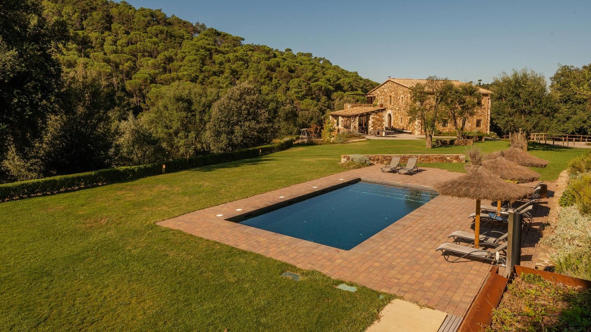 San Daniel House | Luxurious 7 bedroom villa with garden and pool in Girona