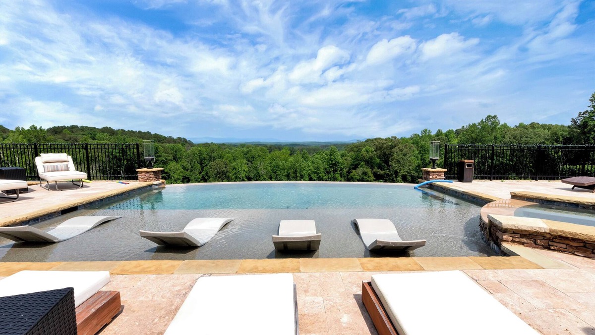 Talking Rock Cottage | Luxurious 8-bedroom mountain resort with infinity pool, fire pit & much more