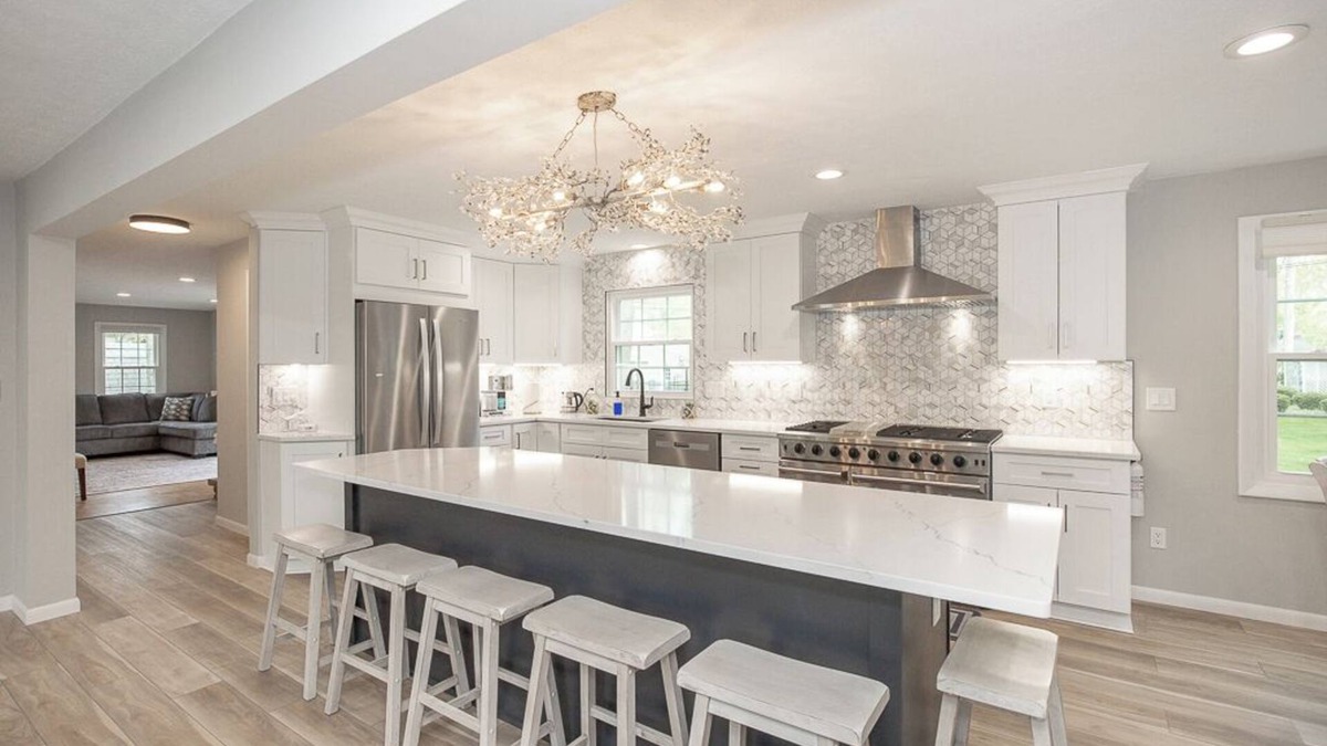 Avon Lake House | Luxurious and Spacious House—Hot Tub and EV charger n