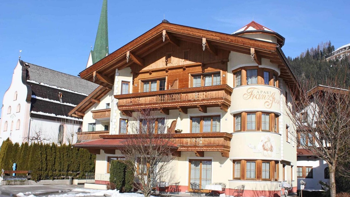 Stumm Apartment | Luxurious Apartment in Kaltenbach with Saana