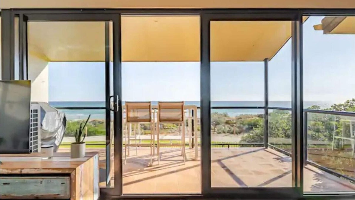 West Lakes Shore Apartment | Luxurious beachfront, panoramic views