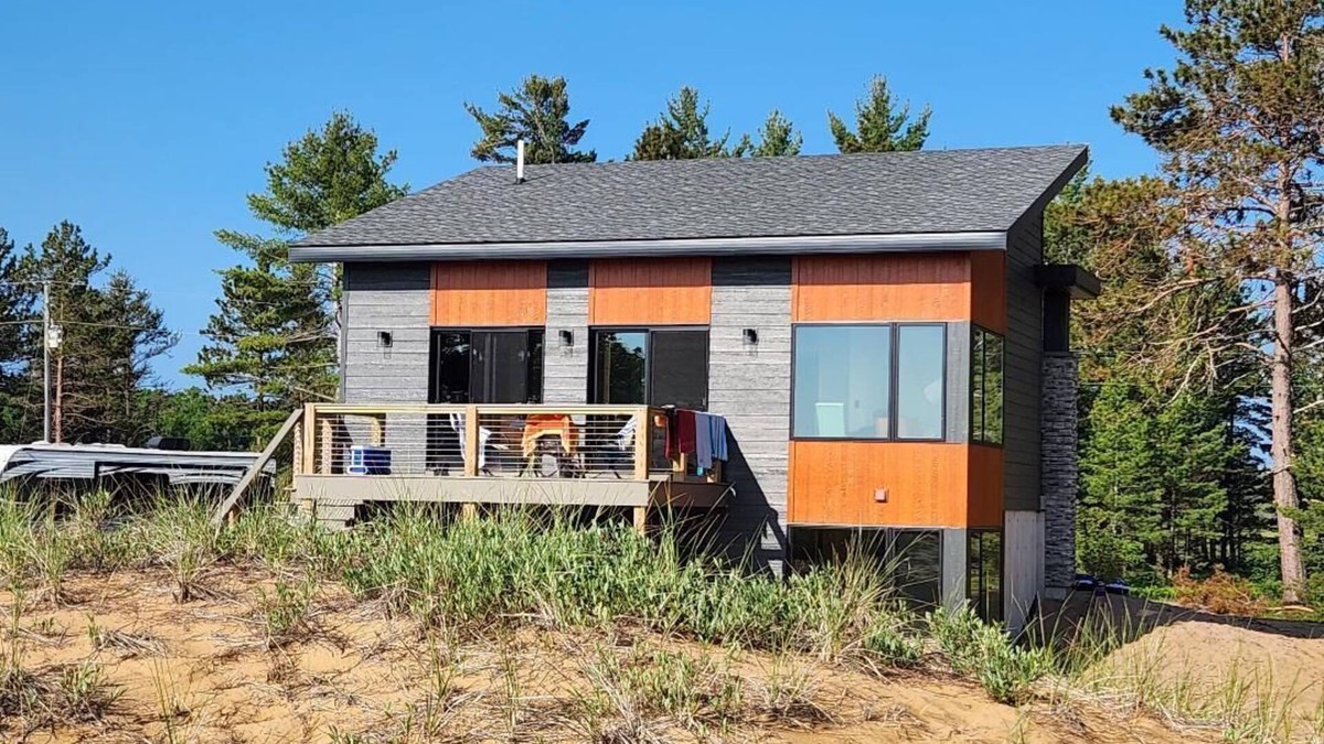 Lake Linden House | Luxurious beachfront retreat on Lake Superior!