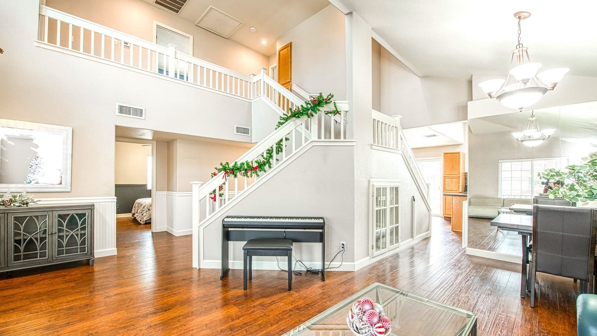 Raisin House | Luxurious Beautiful Home in Clovis with Pool