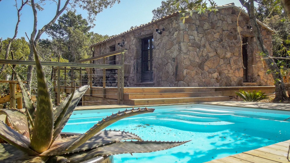 Lecci House | LUXURIOUS BERGERIE * in stone. Private, heated swimming pool. Quiet and mountain views.