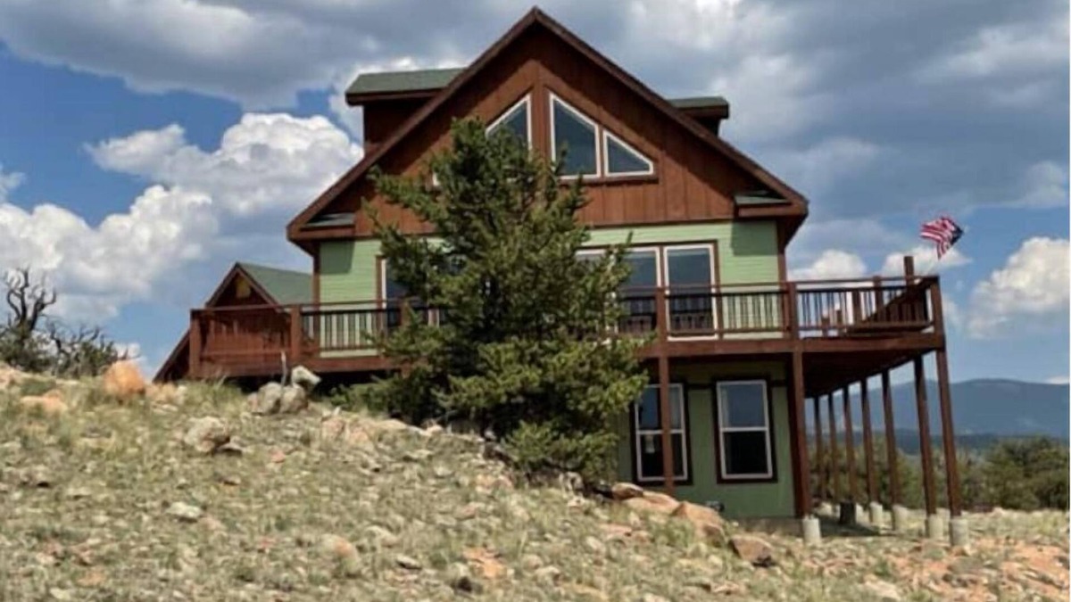 Indian Mountain House | Luxurious Cabin Along the Tarryall Creek