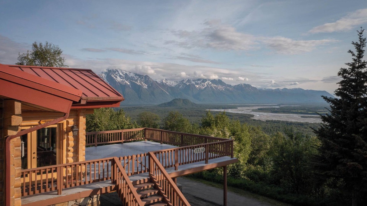 Palmer Cabin | Luxurious Cabin in Alaska w/Hot Tub & Cedar Sauna