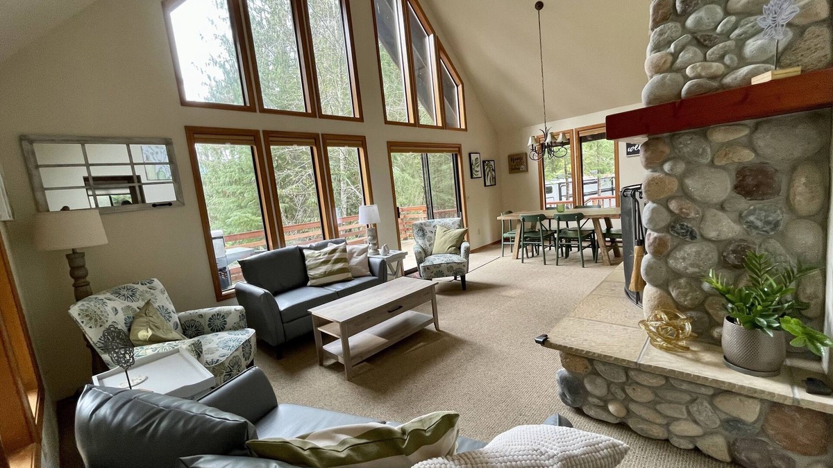 Hoodsport House | Luxurious Cabin Style Lake House walking distance to Lake Cushman