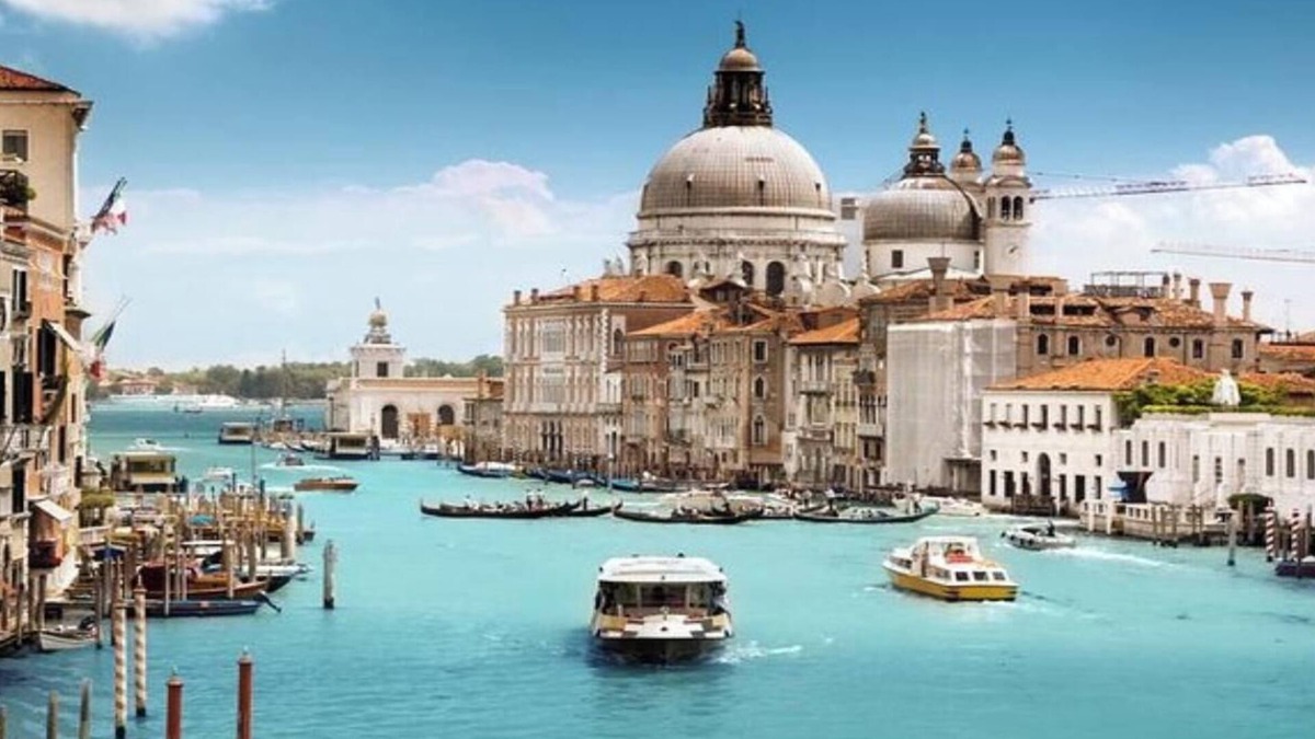 San Polo Apartment | Luxurious Canal-View Apartment in the Heart of Venice