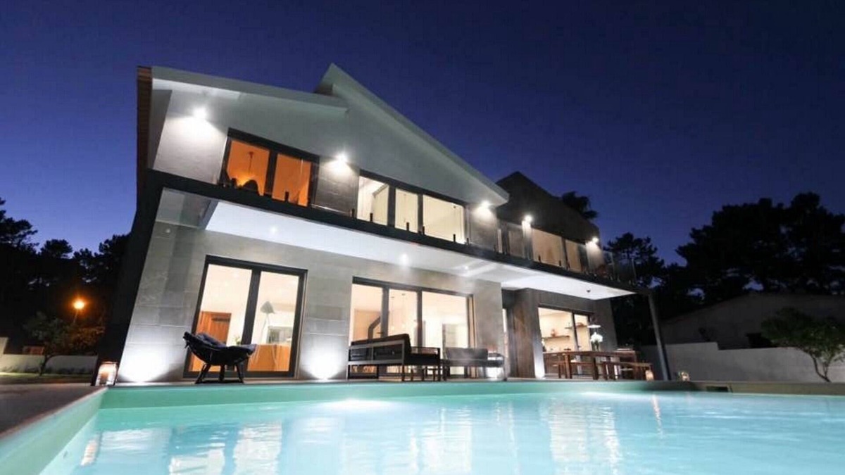 Casalinho Villa | Luxurious Casa Marcelo on Silver Coast, Heated Swimming Pool, Walk to Beach