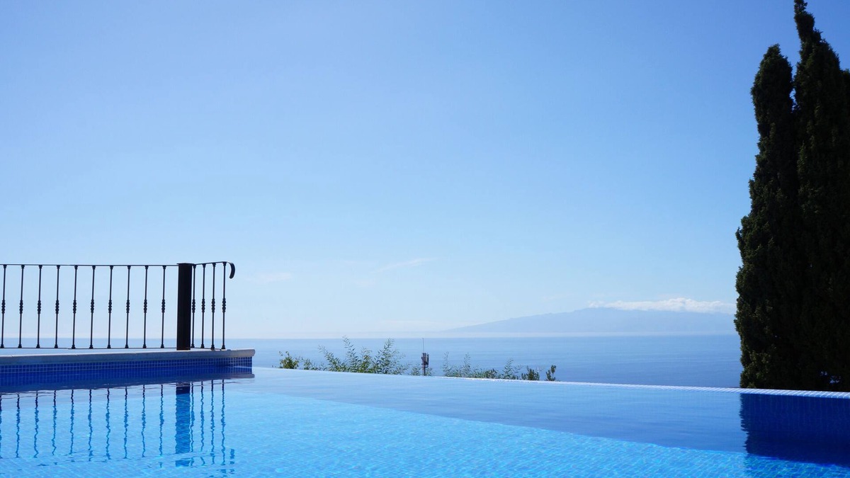 Armenime Villa | Luxurious Chalet for 6 people, Wifi, private heated pool, at 8 min to the beach