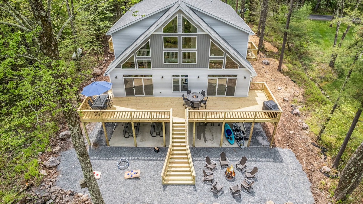 Blakeslee Ski Chalet | Luxurious Chalet in Blakeslee: Game Room, Hot Tub, Lake Access, Fire pit