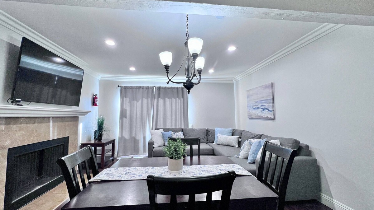 Anaheim Resort Condo | Luxurious Condo: 1/4mi Walk2Disney, Comm. Pool/Spa