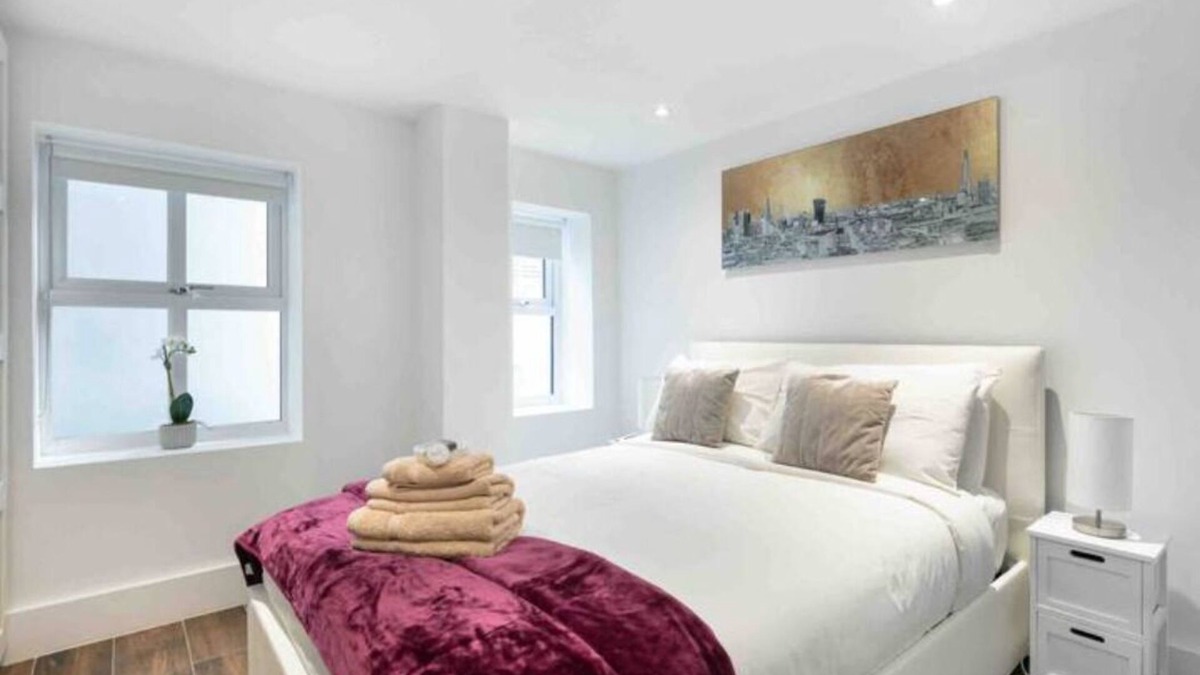 Redbridge Apartment | Luxurious & Cosy, 1 Bedroom Apartment with Parking & Private Terrace