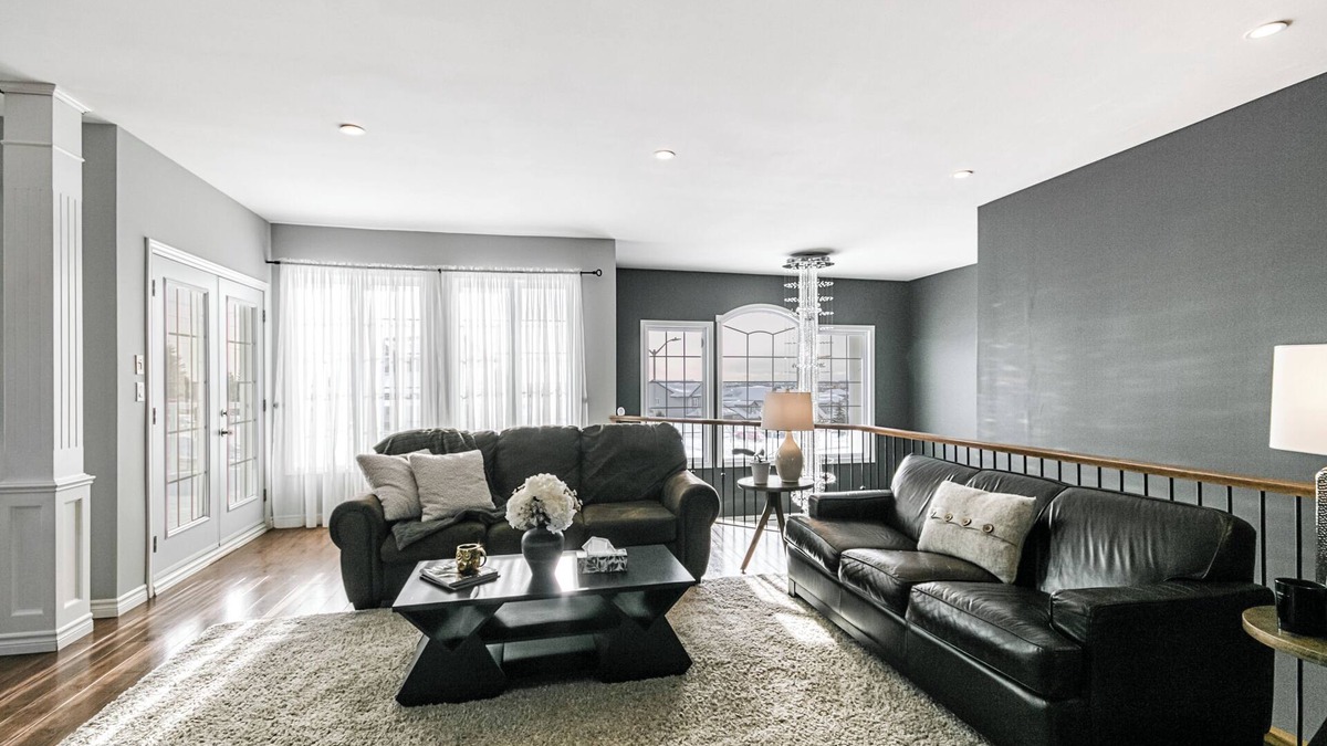 Sudbury House | Luxurious & Cosy Hill Top House with Hot Tub & Best Views of Sunset and City