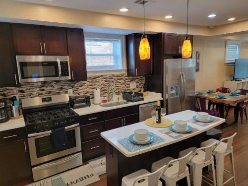 Washington Bed & Breakfast | Luxurious DC Townhome ideal for Large Families plus Free Parking