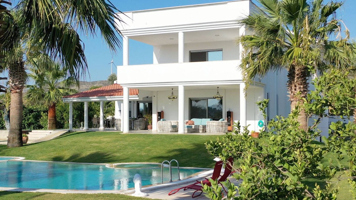 Alacati Villa | LUXURIOUS DELUXE VILLA with 7 bedrooms, private pool & garden, roof top, ...