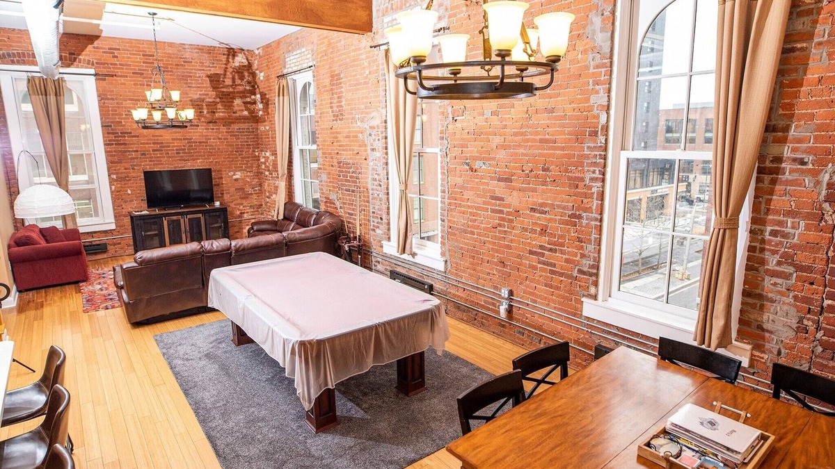 Wholesale District Condo | Luxurious Downtown Condo by Georgia Street