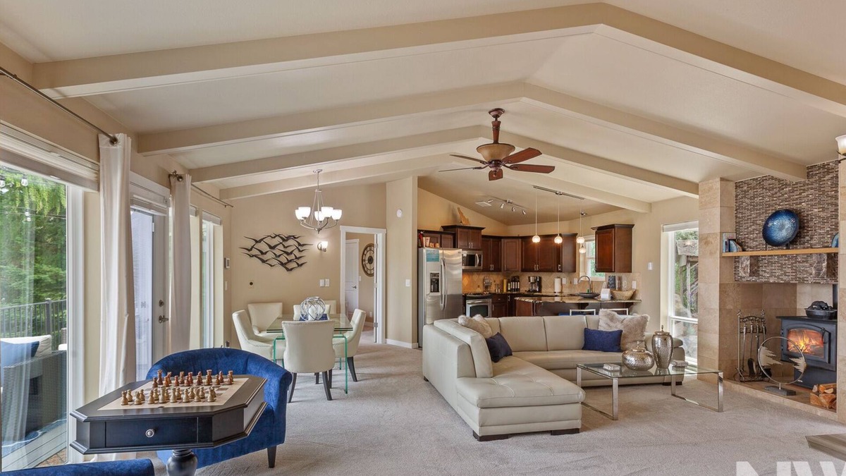 Coeur d'Alene House | Luxurious Echo Bay Retreat—Hot Tub, Fire Pit, Ping Pong, Chess, Bikes & Stunning Views Await!
