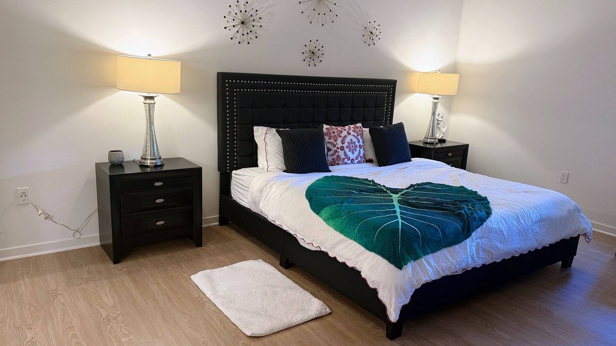 Airport Area Apartment | Luxurious enchanted accommodation with sunny views