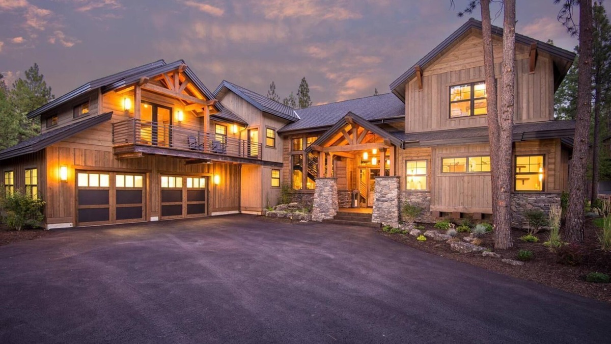 Deschutes River Woods House | Luxurious Estate among the Pines w/Hot Tub, EV Charger & so much MORE!