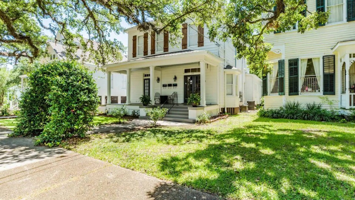 Washington Square House | Luxurious Family Home—Walk to Mardi Gras; Weddings