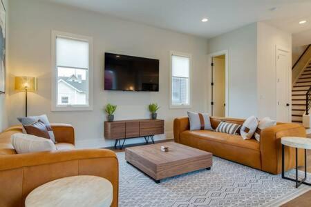 Germantown House | Luxurious Germantown Home with Rooftop Decks