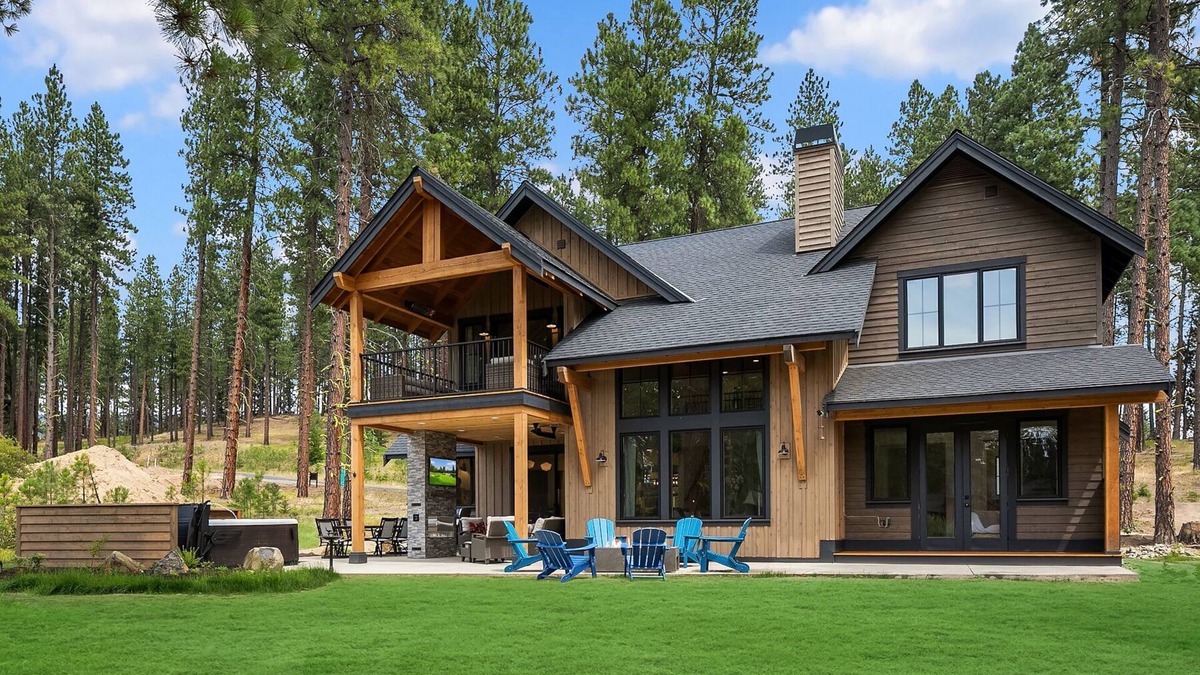 Cle Elum House | Luxurious Golf Course Stunner! Outdoor TV/Fireplace-Hot Tub-Pet Friendly!
