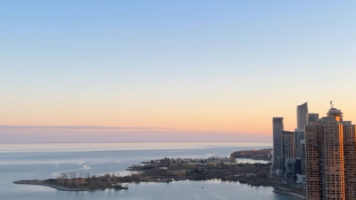 Swansea Condo | Luxurious High-Rise Condo with Stunning Waterfront Views