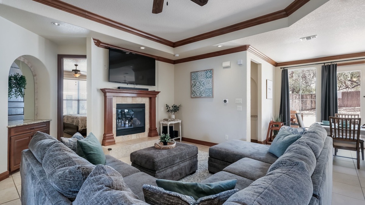 West San Antonio House | Luxurious Hill Country Twhm, Lg Family Living, Big Patio, wkspace, 1mi SeaWorld