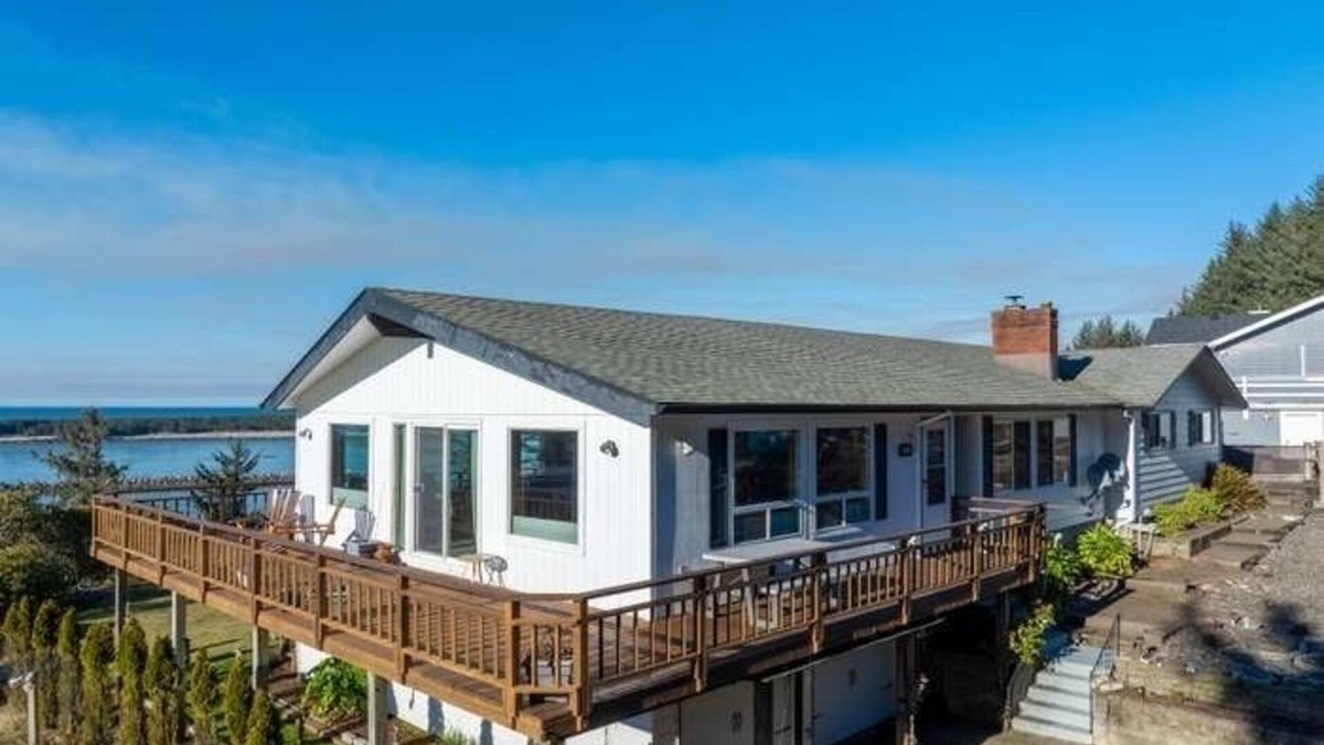 Winchester Bay House | Luxurious Hilltop Home with Direct Dune Access