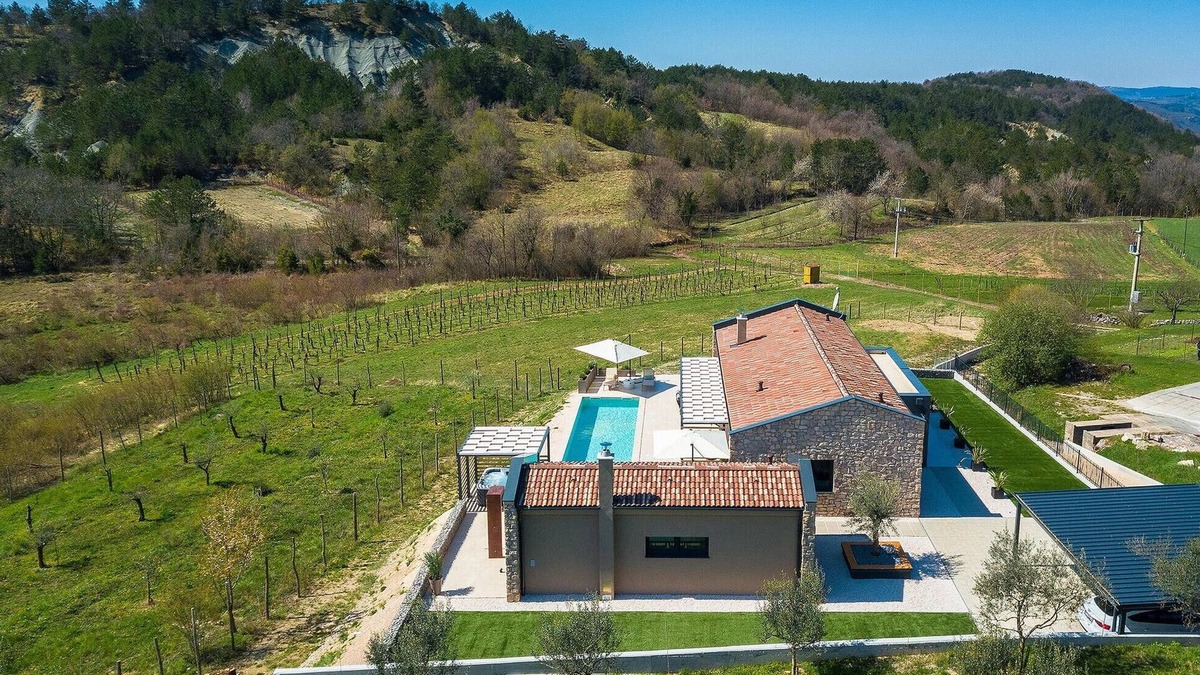 Hum House | Luxurious home in Hum with sauna