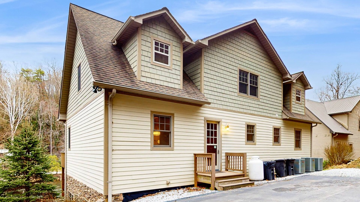 Sylva House | Luxurious home right on the river w/a full kitchen - perfect for fishing