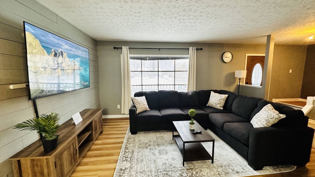 Willobee On The Lake House | Luxurious Home w/King bed nr Lake Erie/Parks