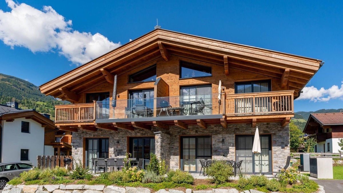 Lengdorf House | Luxurious home with wine cooler and fireplace