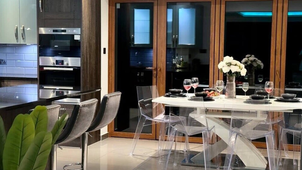 William Morris House | Luxurious House with Spa Bath & Private Garden