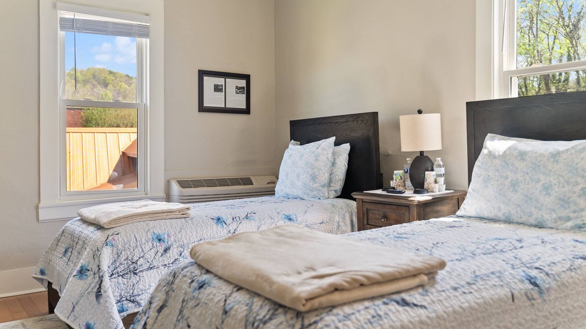 Tellico Plains Hotel | Luxurious Inn Next to the Mountains and the River, The Cole Room 9B