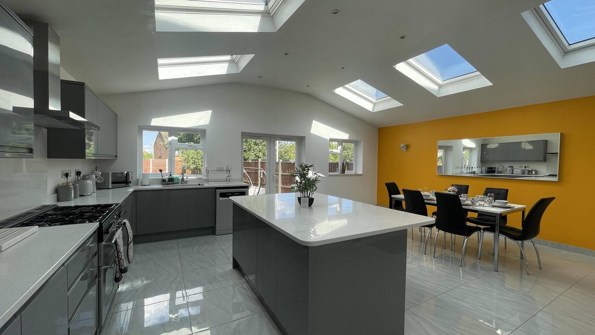 Luton House | Luxurious Kitchen Lrg Bedrooms Holiday FreeParking