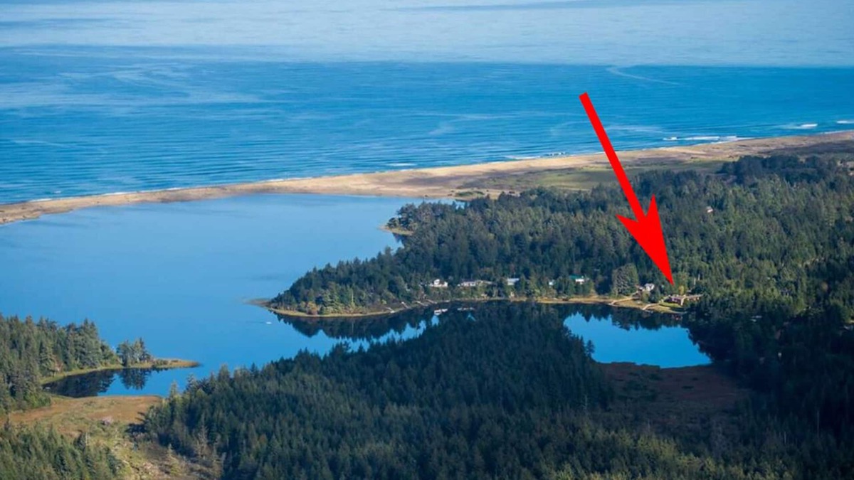 Langlois House | Luxurious Lake-Front Home with kayaks, SUPS, boat dock, hot tub, pool table.